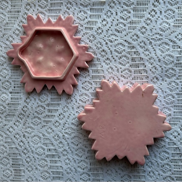 Pink ceramic snowflake box (has flaws) - Picture 7 of 8